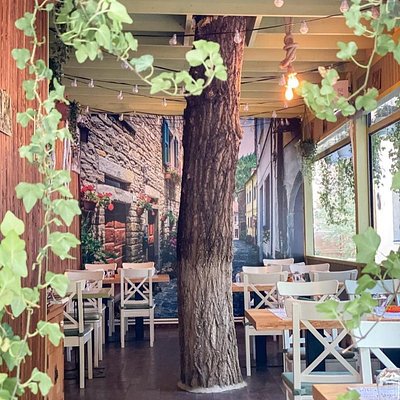 La Vitrine Restaurant & Lounge