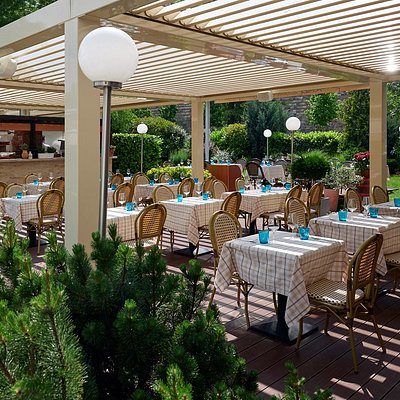 Főőrség Étterem és Kávéház (Royal Guard Restaurant & Café)