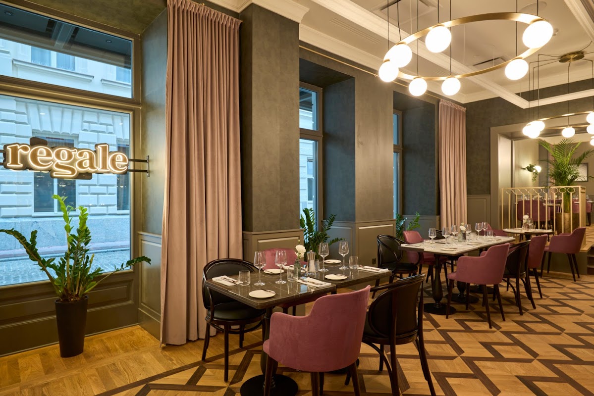 Regale Bar & Restaurant