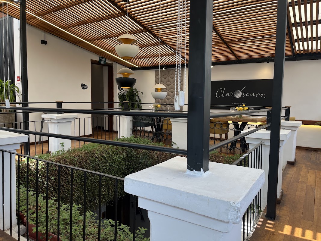 Claroscuro Gastro Bar